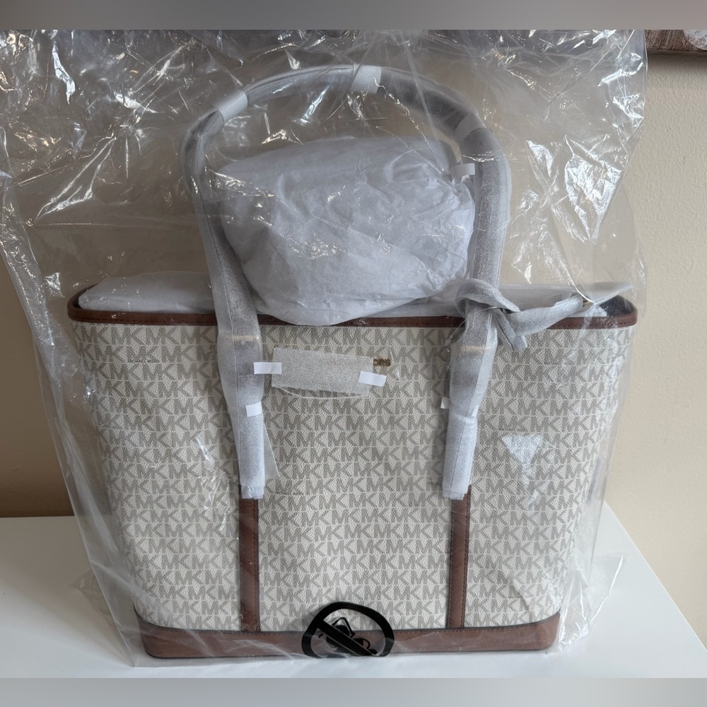 Michael Kors Jet Set Travel Large Logo Tote Bag - Vanilla NWT - Picture 4 of 5